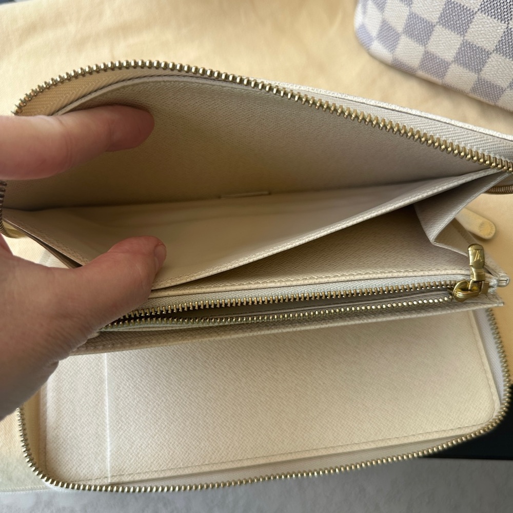 Authenticated Louis Vuitton Damier White and Blue zip around wallet. - Picture 4 of 10